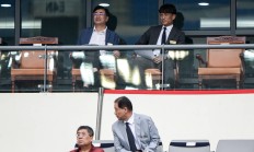 九游VIP-裁判判罚争议，引起球迷不满抗议