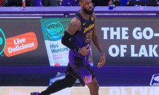 九游娱乐入口-包含湖人控卫连砍+带领球队逆转开拓者助球队迎来胜利的词条