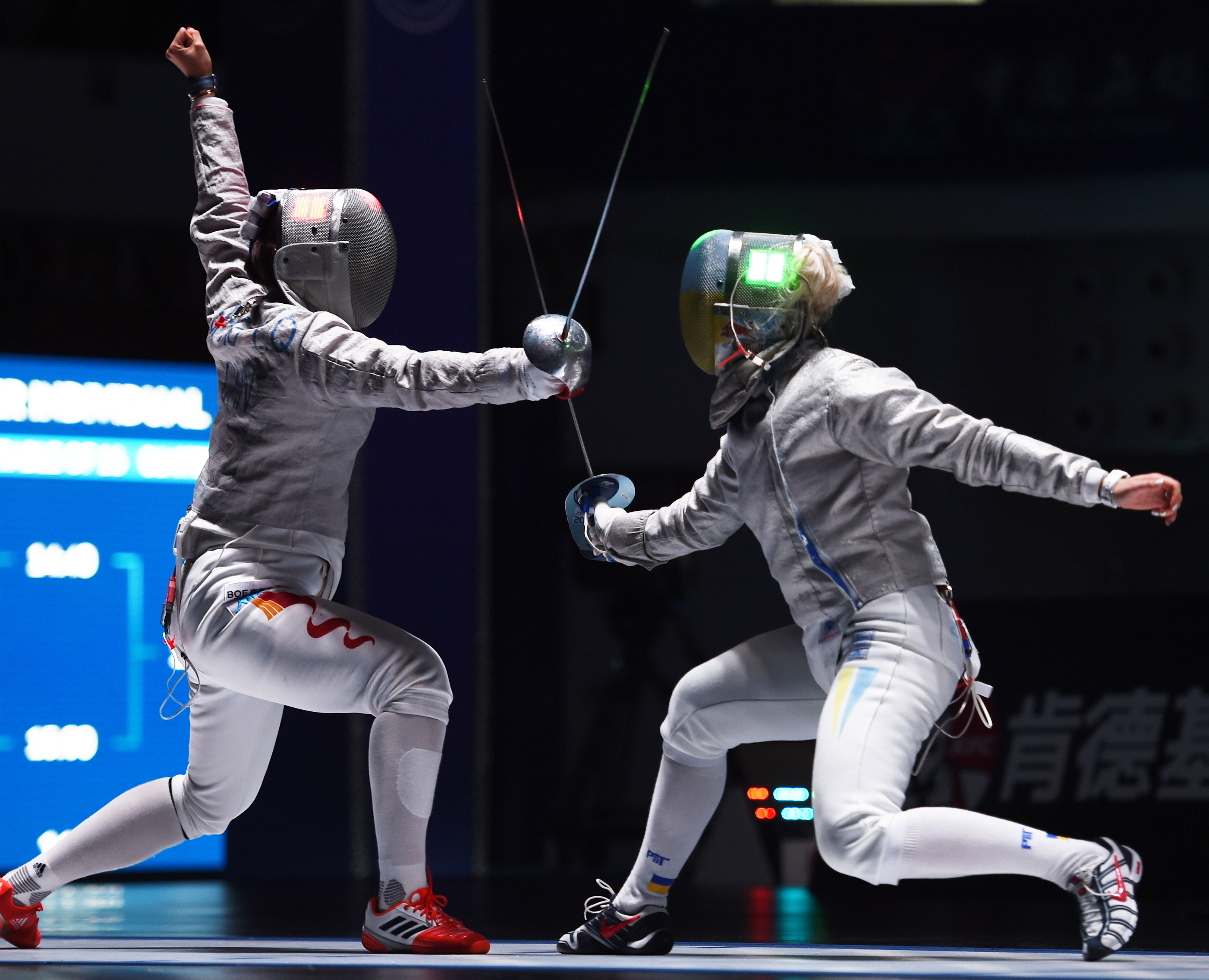 选手在击剑比赛中展现了精湛的剑术 选手在击剑比赛中展现了精湛的剑术