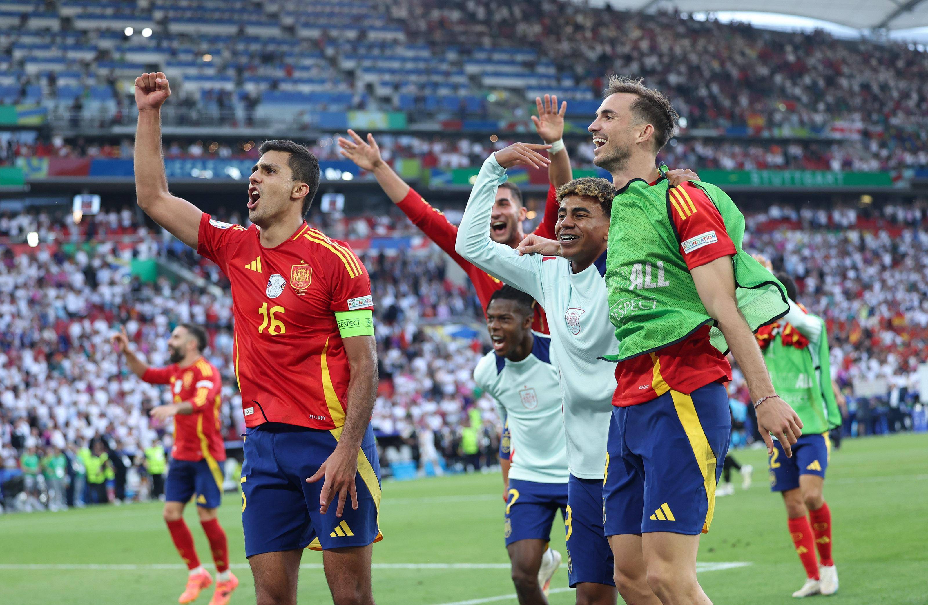 西班牙队整体实力占优,赢得胜利赛! 西班牙队整体实力占优,赢得胜利赛!