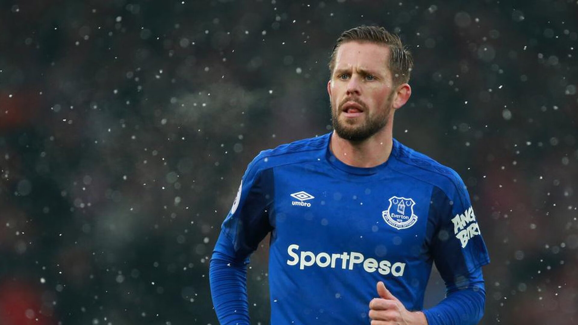 引擎轰鸣与制胜一击，保罗的F1揭幕战传奇之夜