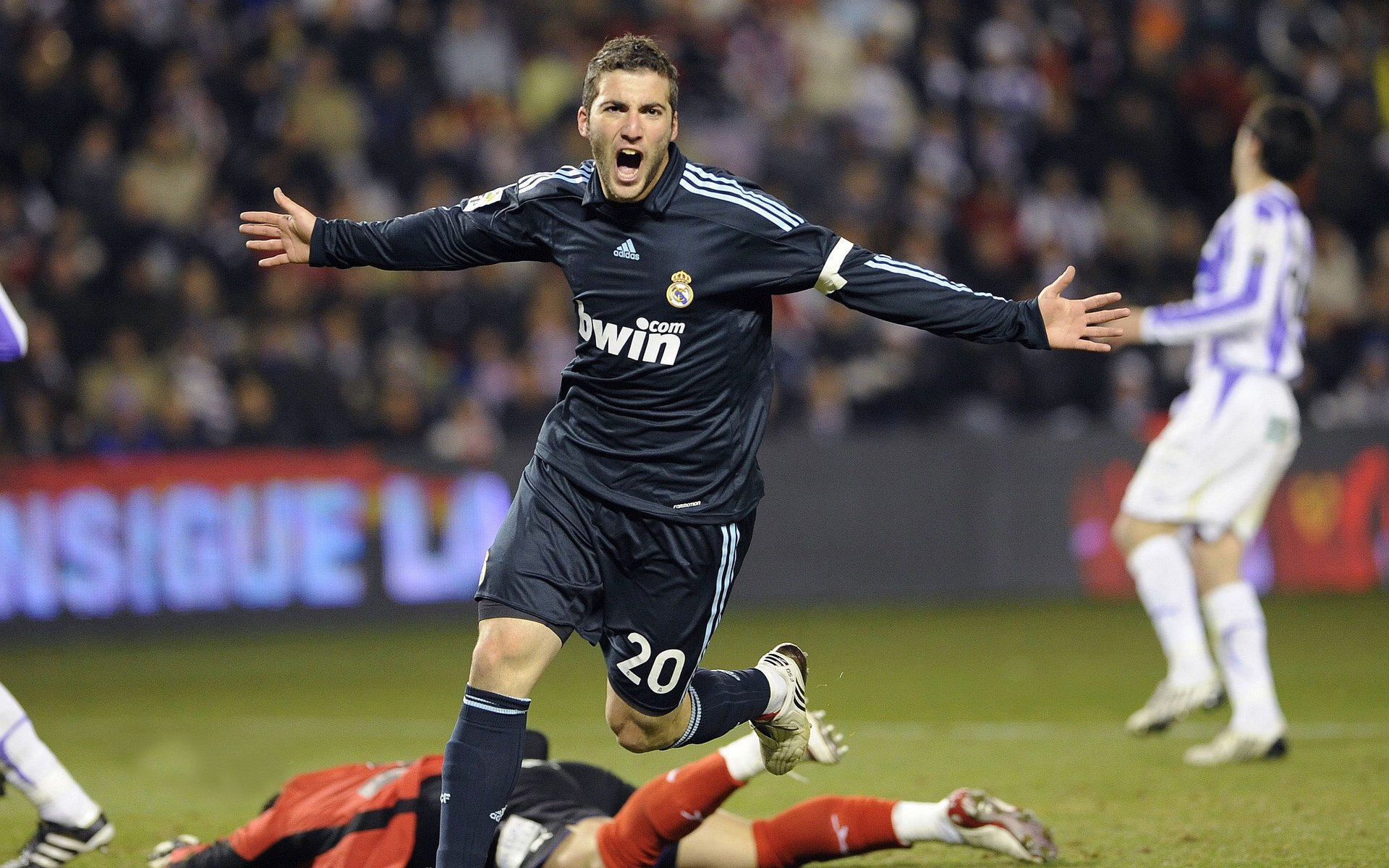 红色风暴与蓝色孤勇，法拉利横扫下的哈斯绝唱与佩雷兹的惊艳证言